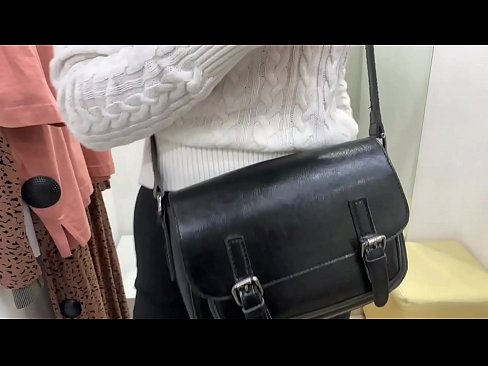 ❤️ Almenn sjálfsfróun ungrar tíkar FeralBerry með dildó í mátunarklefa ❌ Klám hjá okkur